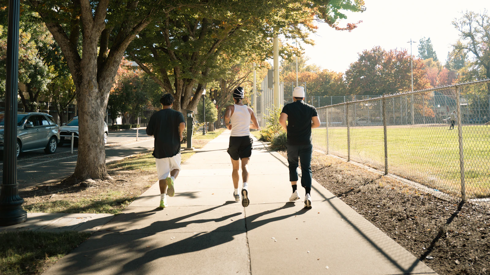 Mensen joggen buiten als onderdeel van gewichtsverlies en een gezonde leefstijl.