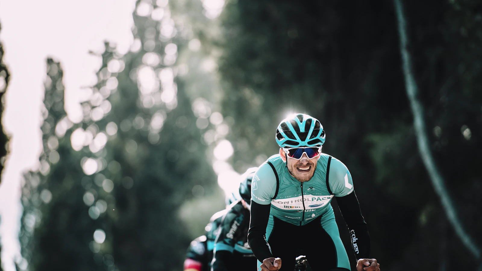 Iemand rijdt op een fiets buiten op een zonnige dag.