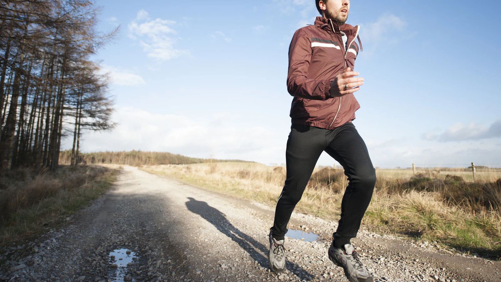 Iemand die buiten aan het hardlopen is langs een pad.