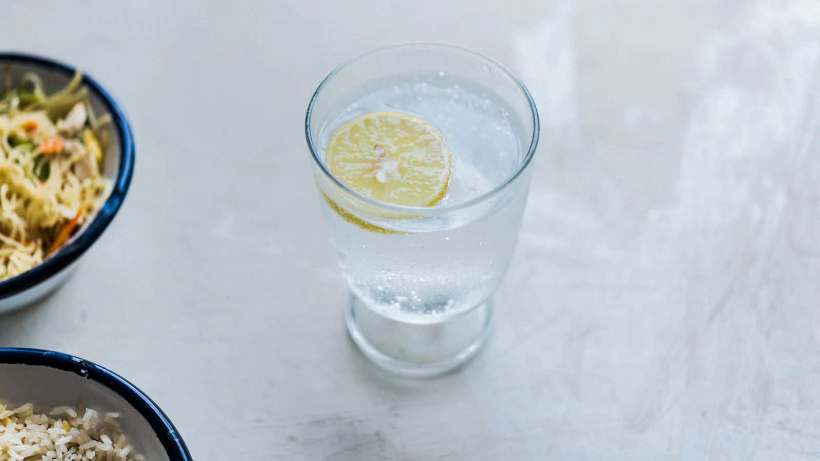 Een glas water met citroen, als beeld bij een maand zonder alcohol.
