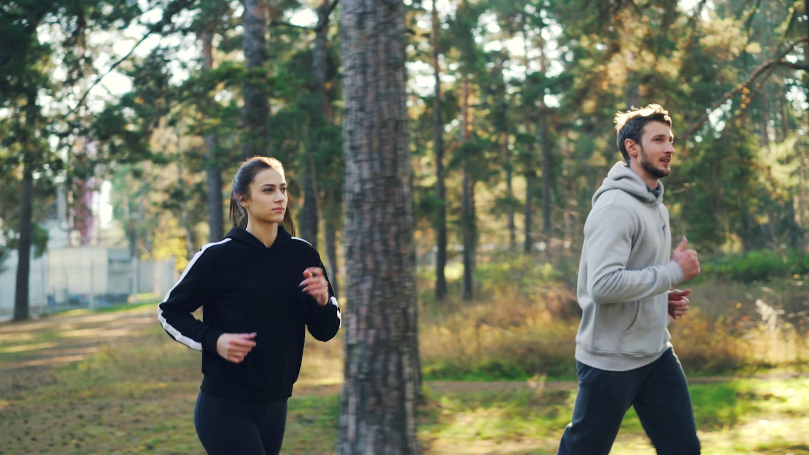 Een man en vrouw joggen samen in het park.