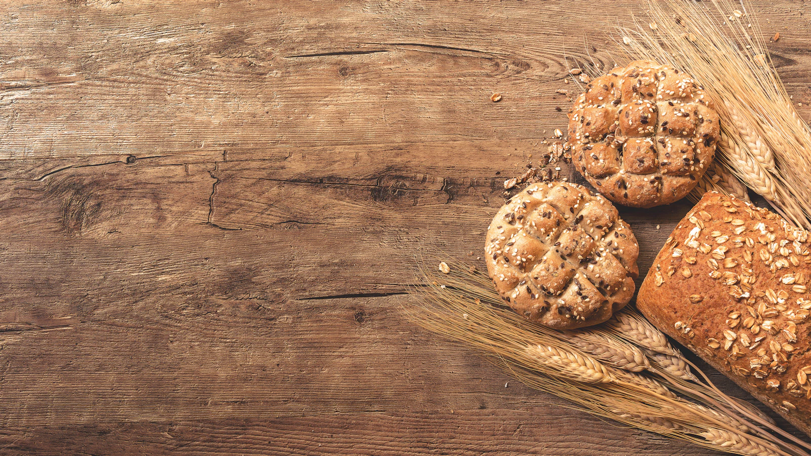 Brood en granen op tafel als bron van gluten.
