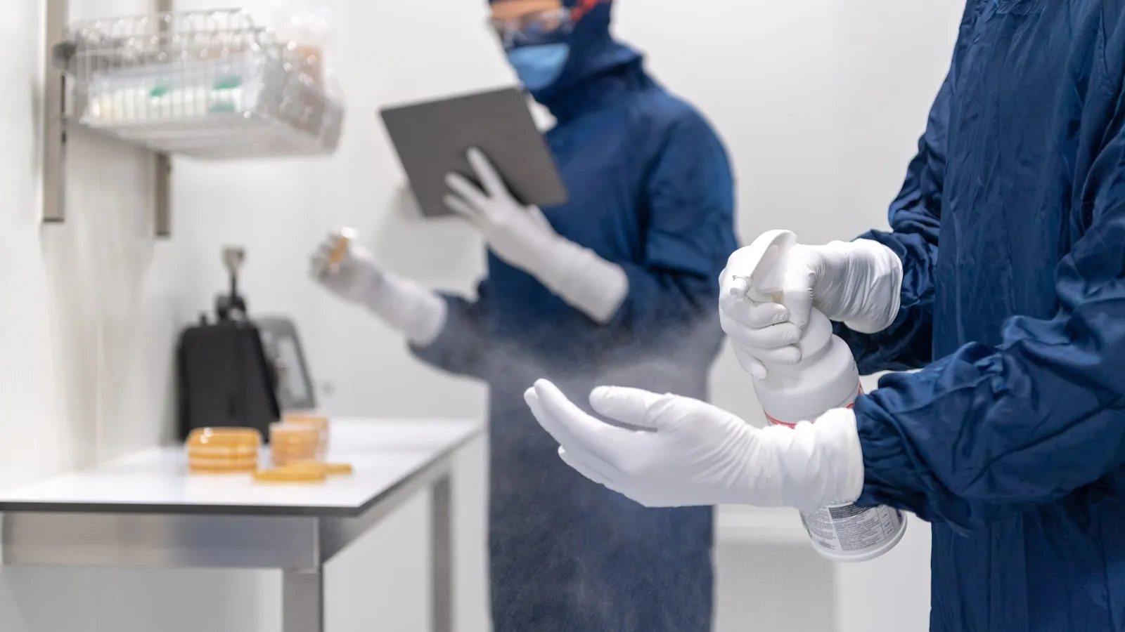 Een laboratoriummedewerker verwerkt een monster in het lab.