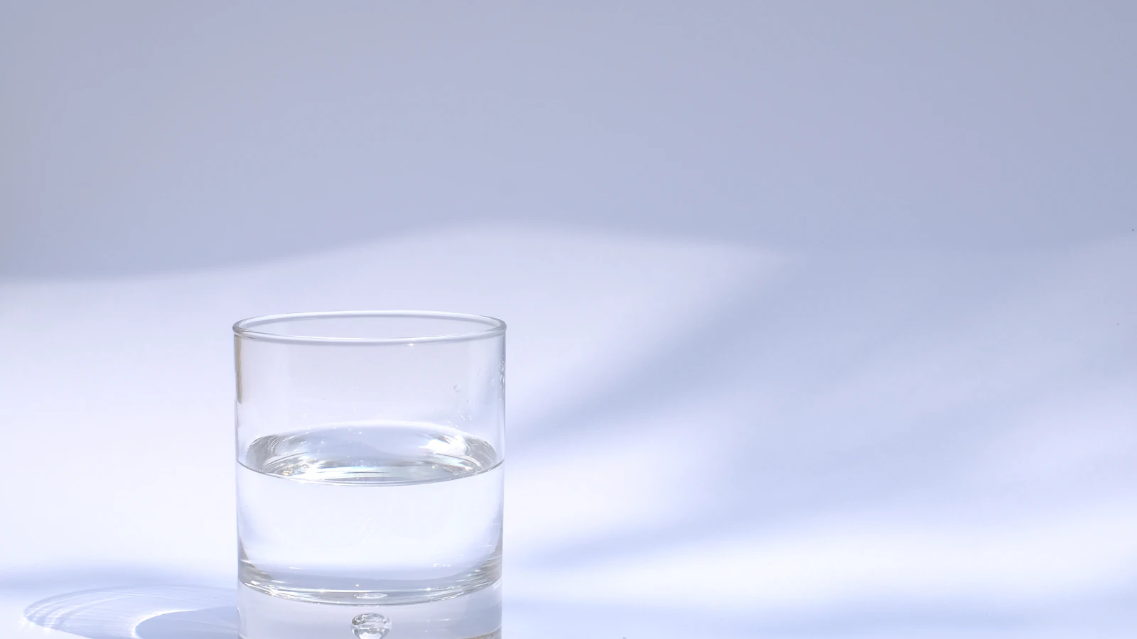 Glas water op een licht aanrecht in de ochtend