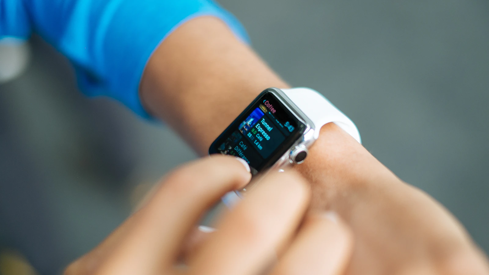 Iemand bekijkt de hartslagmeting op een smartwatch om de pols.