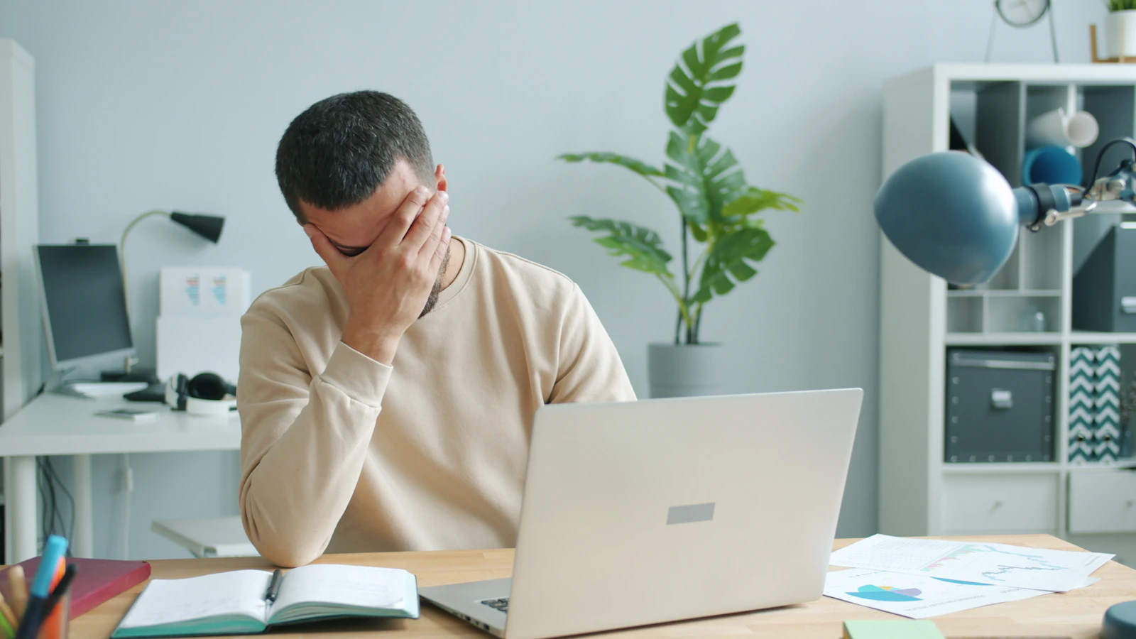 Vrouw kijkt vermoeid naar buiten terwijl ze haar haar vasthoudt, mogelijk door een laag ferritine.