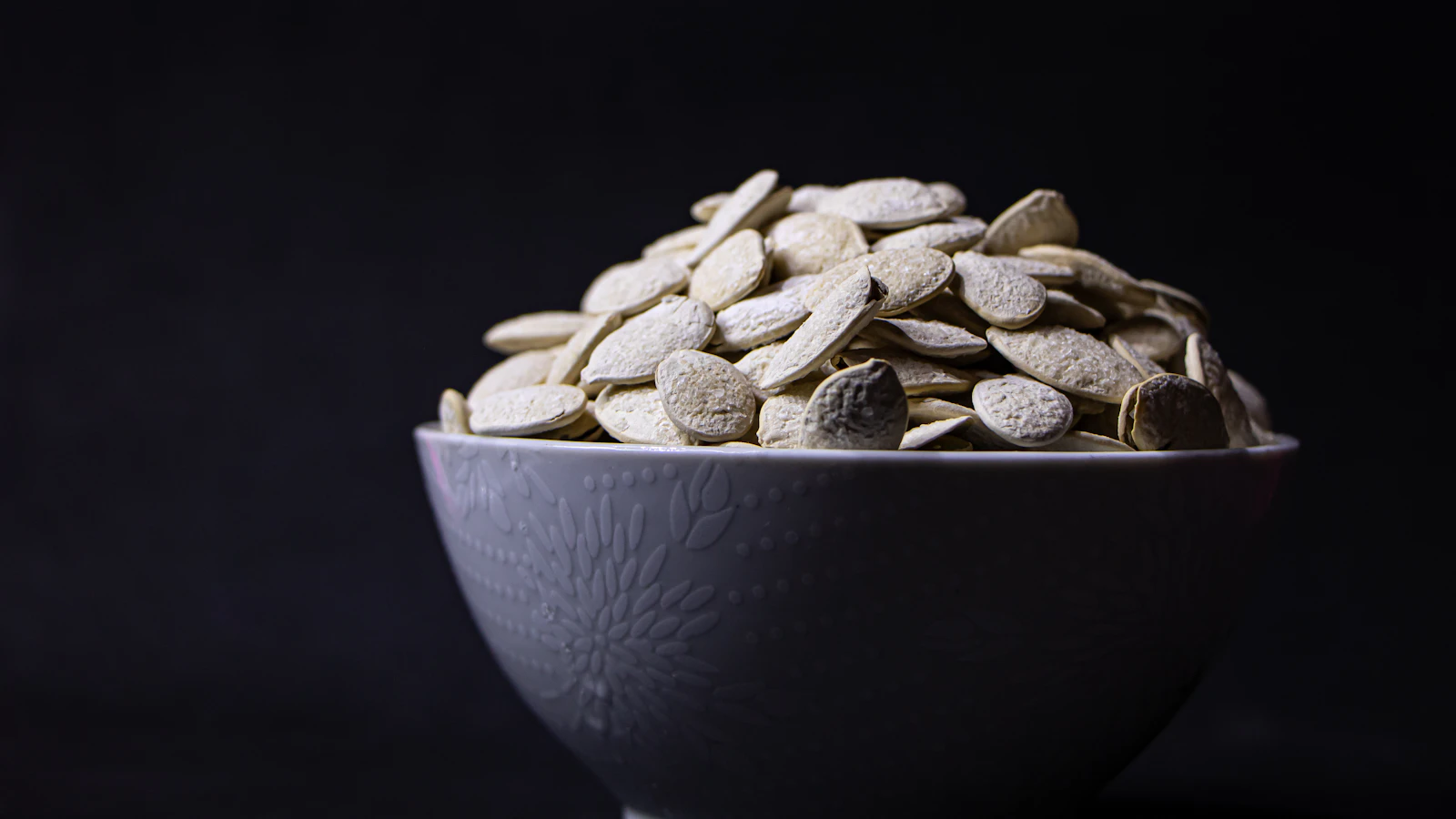 Een schaaltje pompoenpitten, een bron van magnesium.