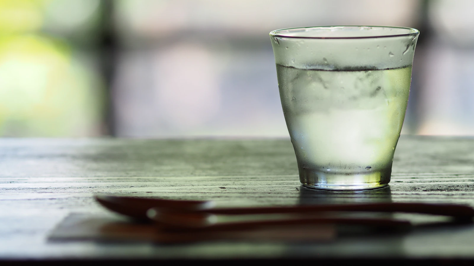 Glas water op tafel voor een nuchtere bloedafname in de ochtend.