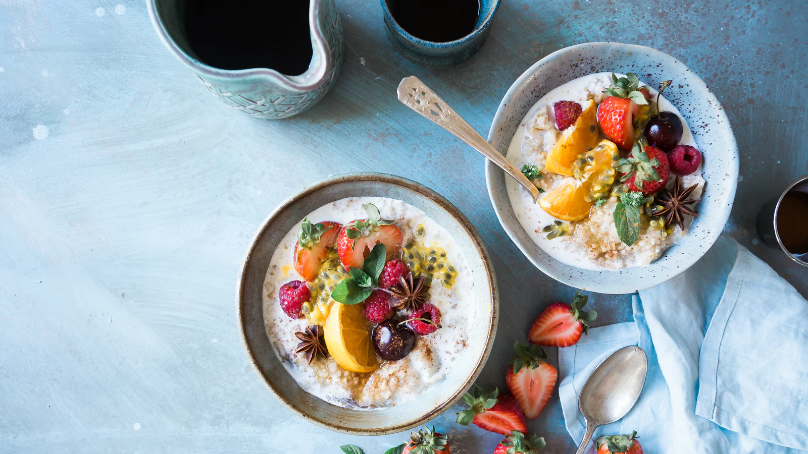 Twee kommen havermout met fruit als nuchtere ochtendmaaltijd.