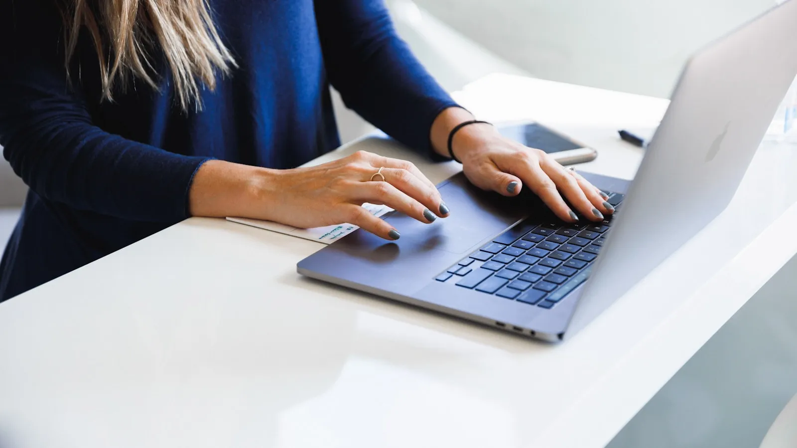 Numb fingertips: causes and when to have it checked