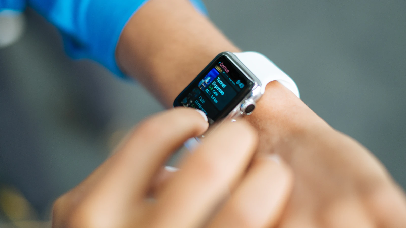 Persoon controleert de hartslag op een smartwatch, een mogelijke klacht bij een snelle schildklier.