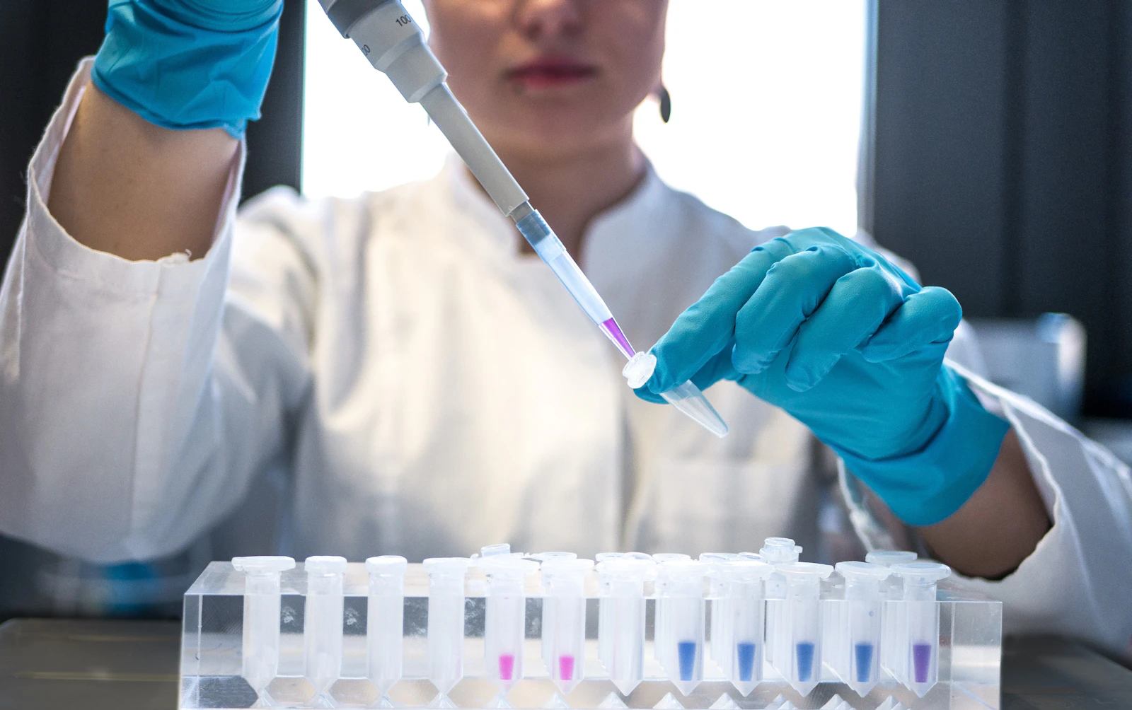 Laboratoriummedewerker bekijkt bloedbuisjes voor een ijzeronderzoek in het lab.