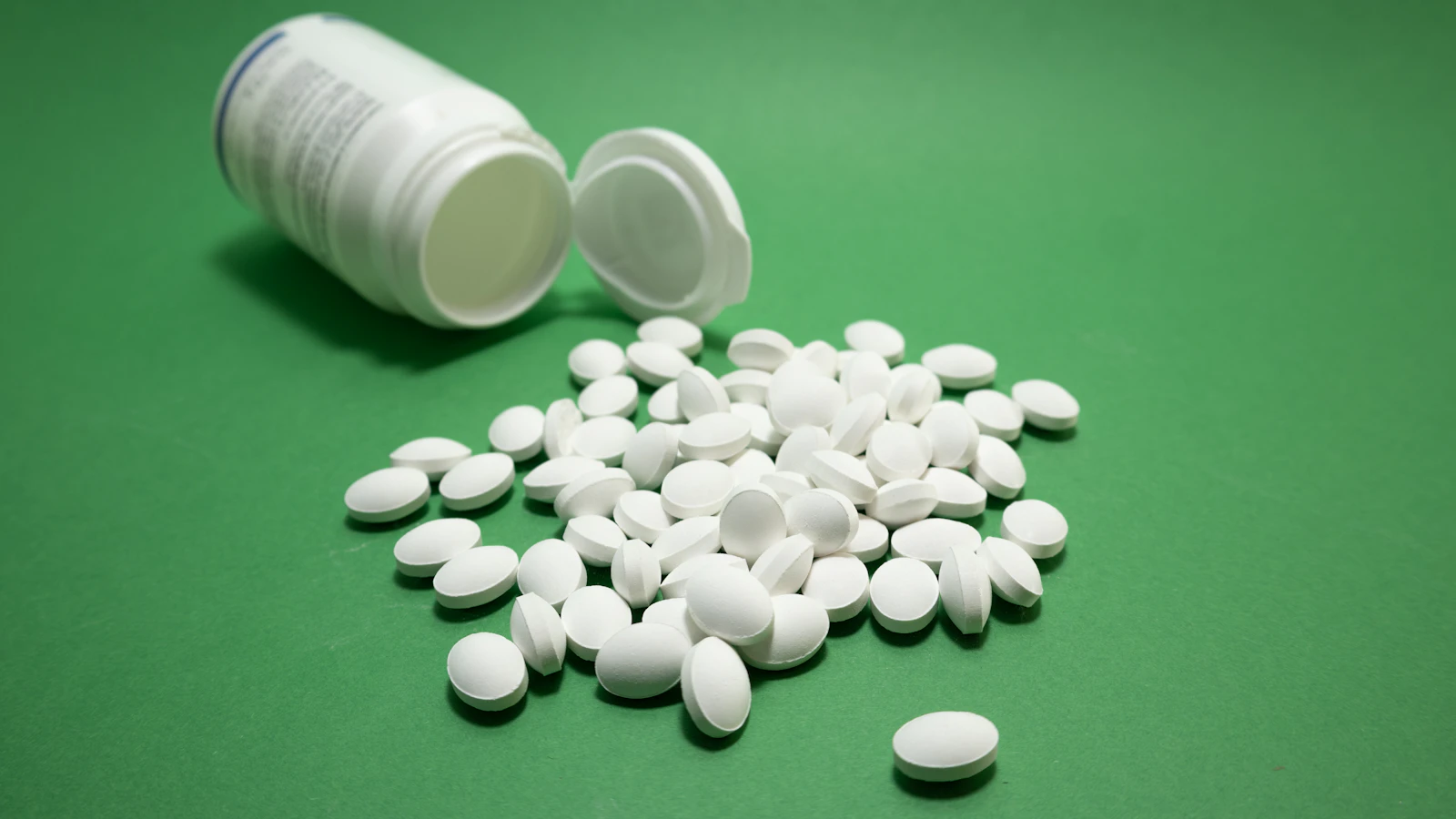 Witte tabletten uit een potje, vitamine B12-supplementen.