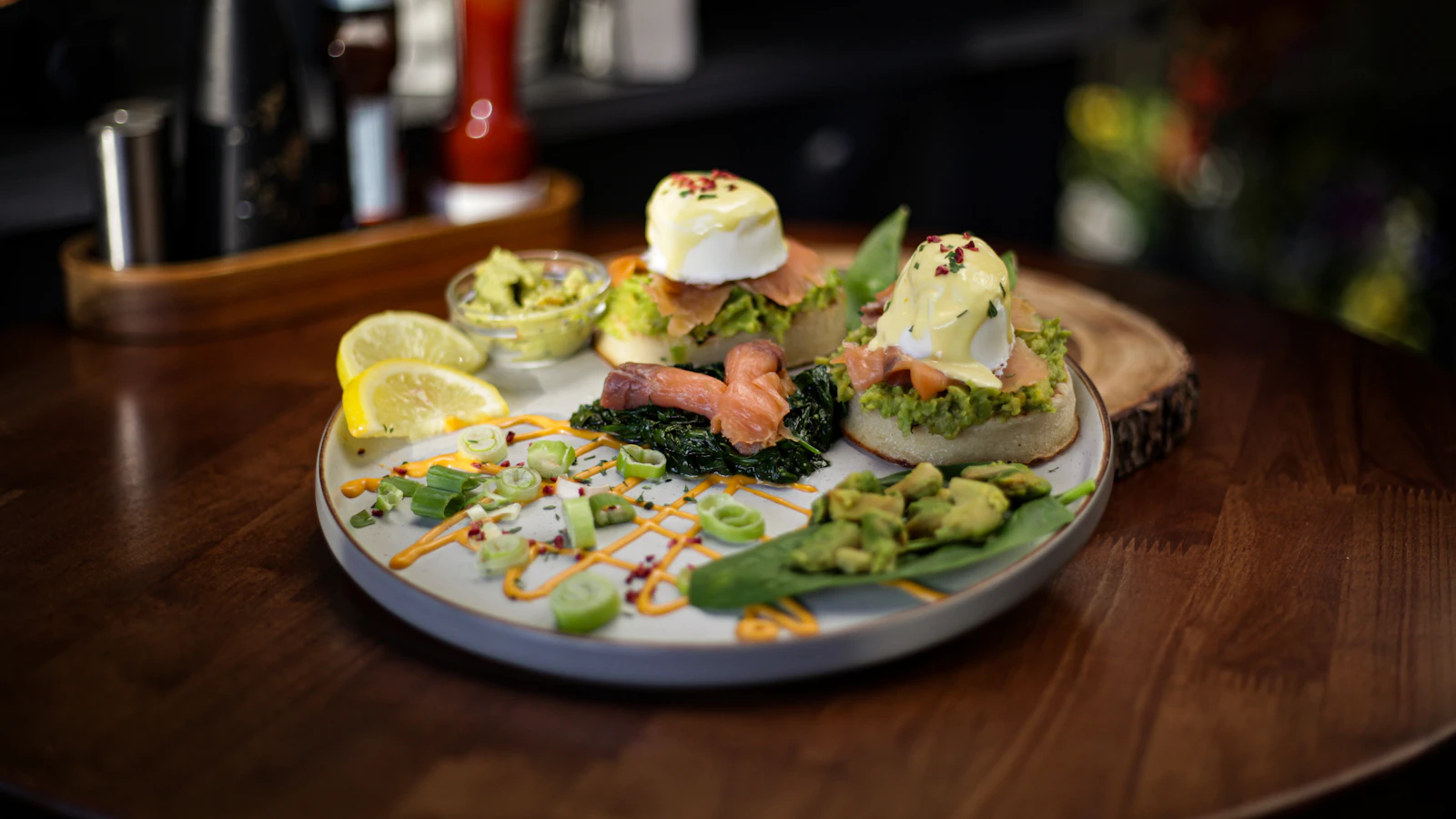 Een bord met zalm, ei en avocado, voedingsbronnen van vitamine D en B12.