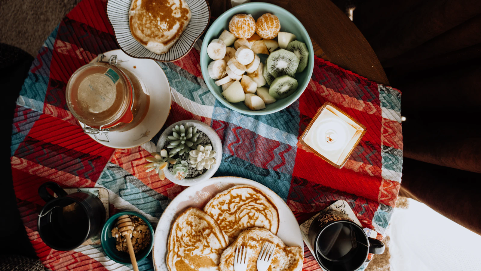 Een tafel met verschillende gerechten, als beeld bij voedselintolerantie.