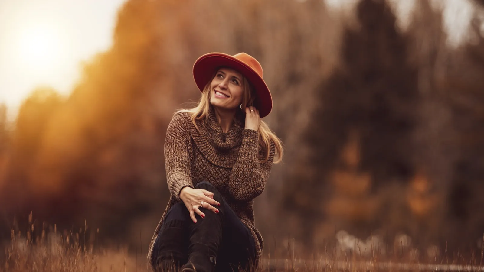 Vrouw in het najaarszonlicht, de belangrijkste natuurlijke bron van vitamine D.